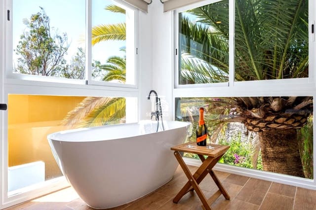 5 slaapkamer Villa te koop in Arona met zwembad garage - € 995.000 (Ref: 9322829)