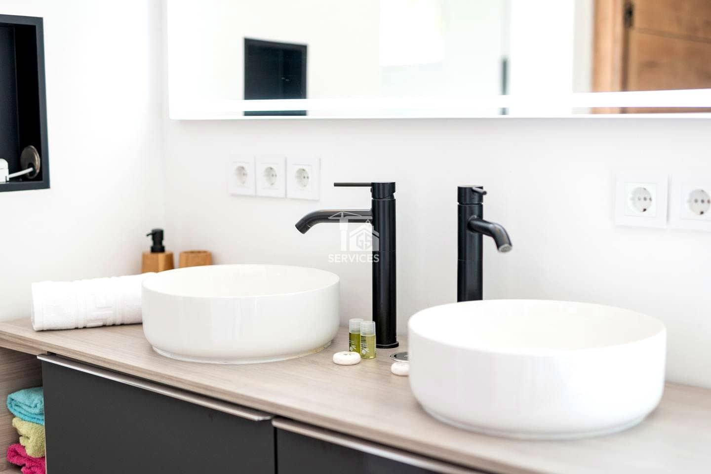 5 sovrum Villa till salu i Arona med pool garage - 995 000 € (Ref: 9322829)