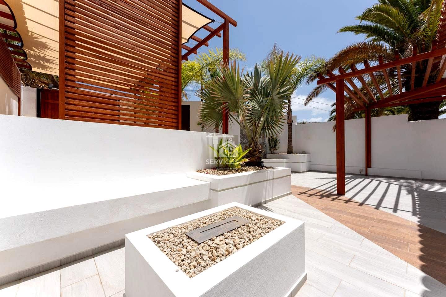 5 sovrum Villa till salu i Arona med pool garage - 995 000 € (Ref: 9322829)