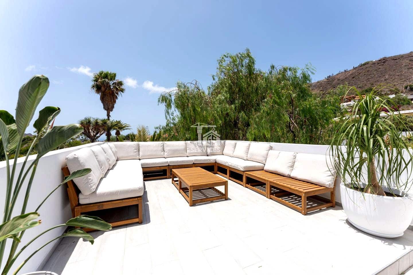 5 sovrum Villa till salu i Arona med pool garage - 995 000 € (Ref: 9322829)