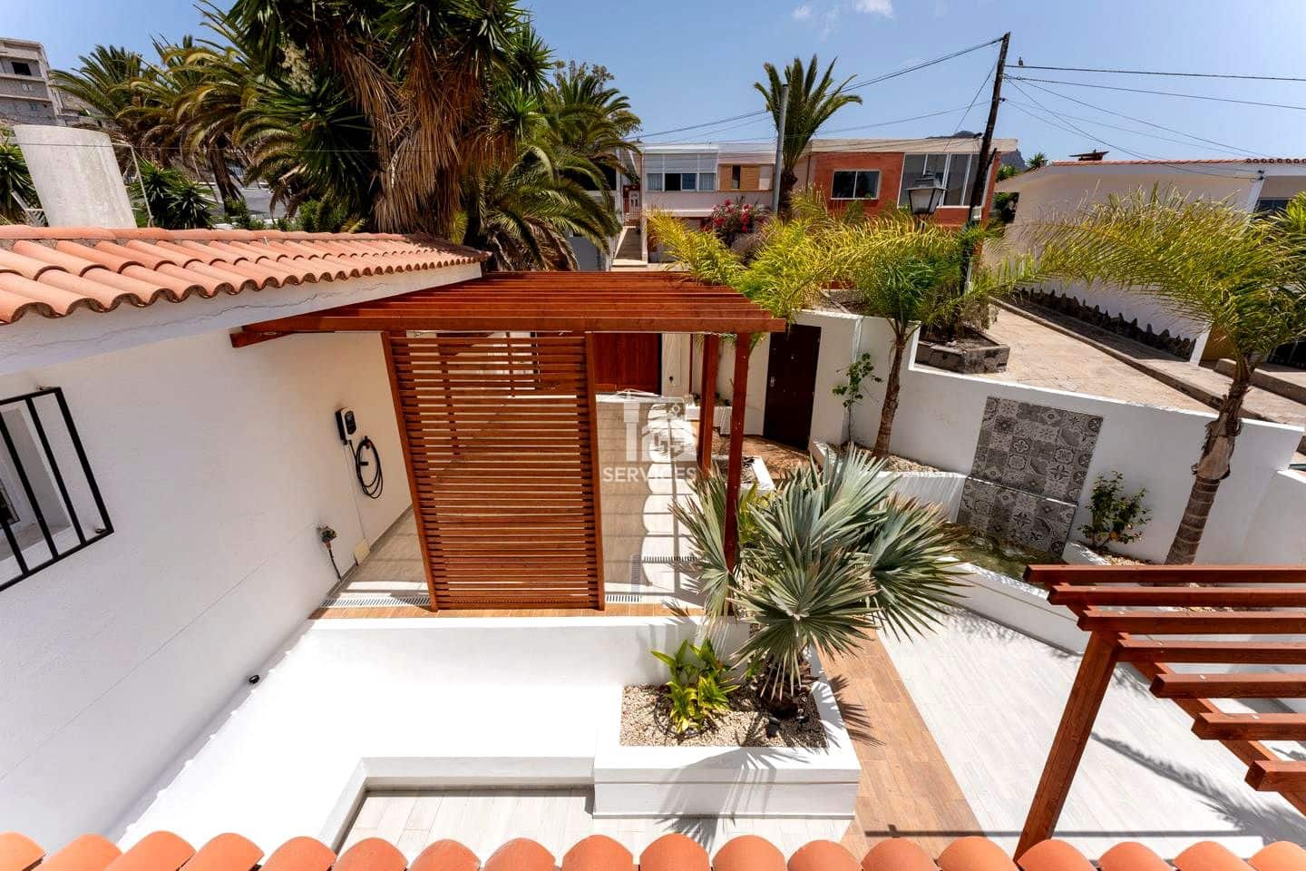 5 sovrum Villa till salu i Arona med pool garage - 995 000 € (Ref: 9322829)