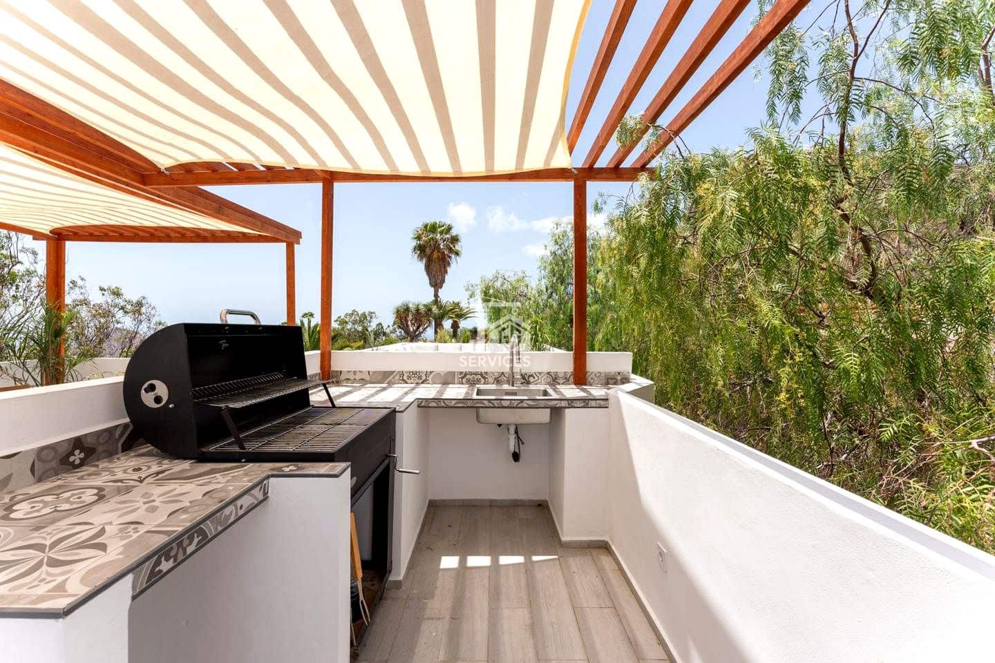 5 sovrum Villa till salu i Arona med pool garage - 995 000 € (Ref: 9322829)