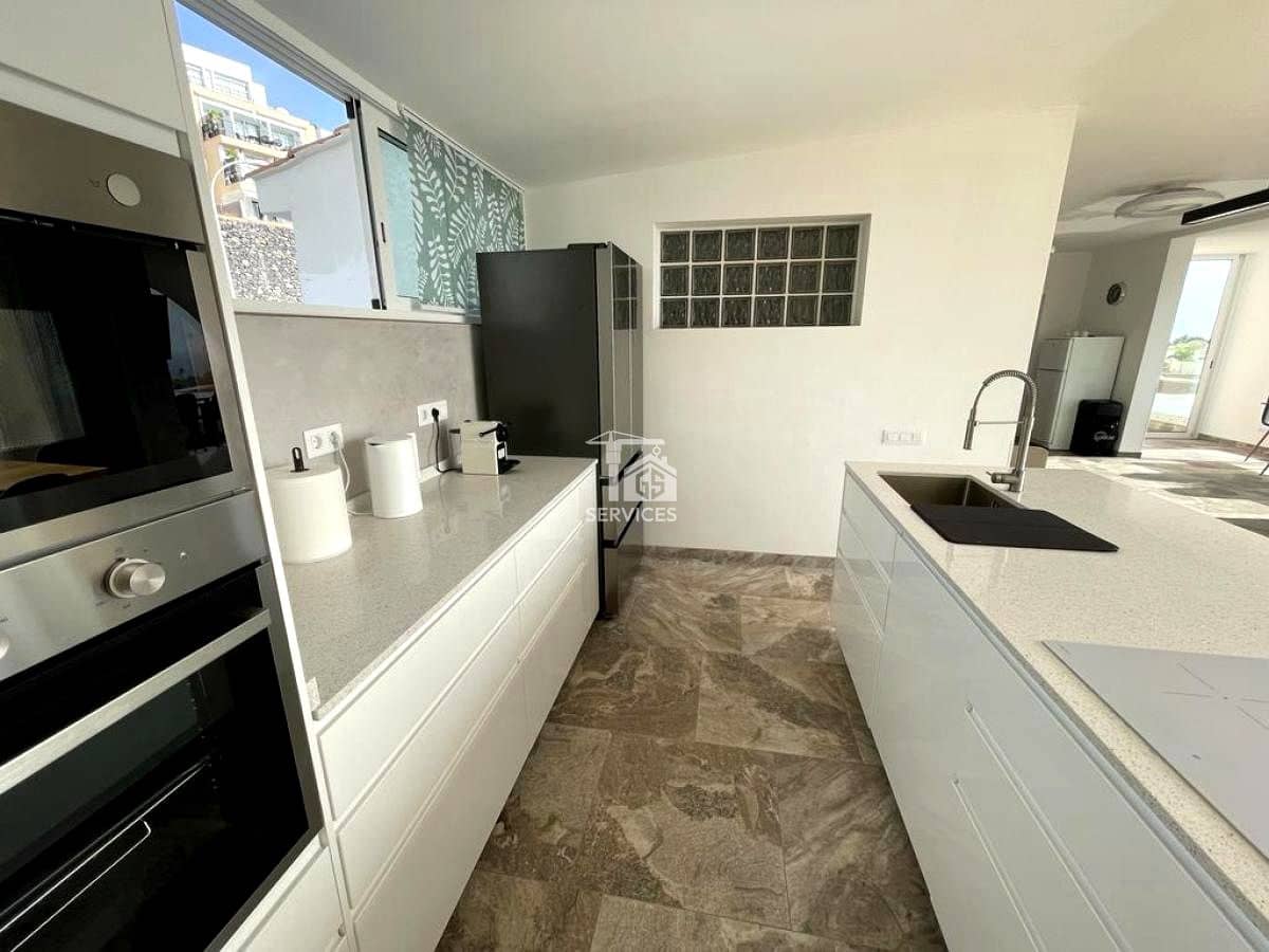 4 slaapkamer Villa te koop in Costa Adeje met garage - € 750.000 (Ref: 9354559)