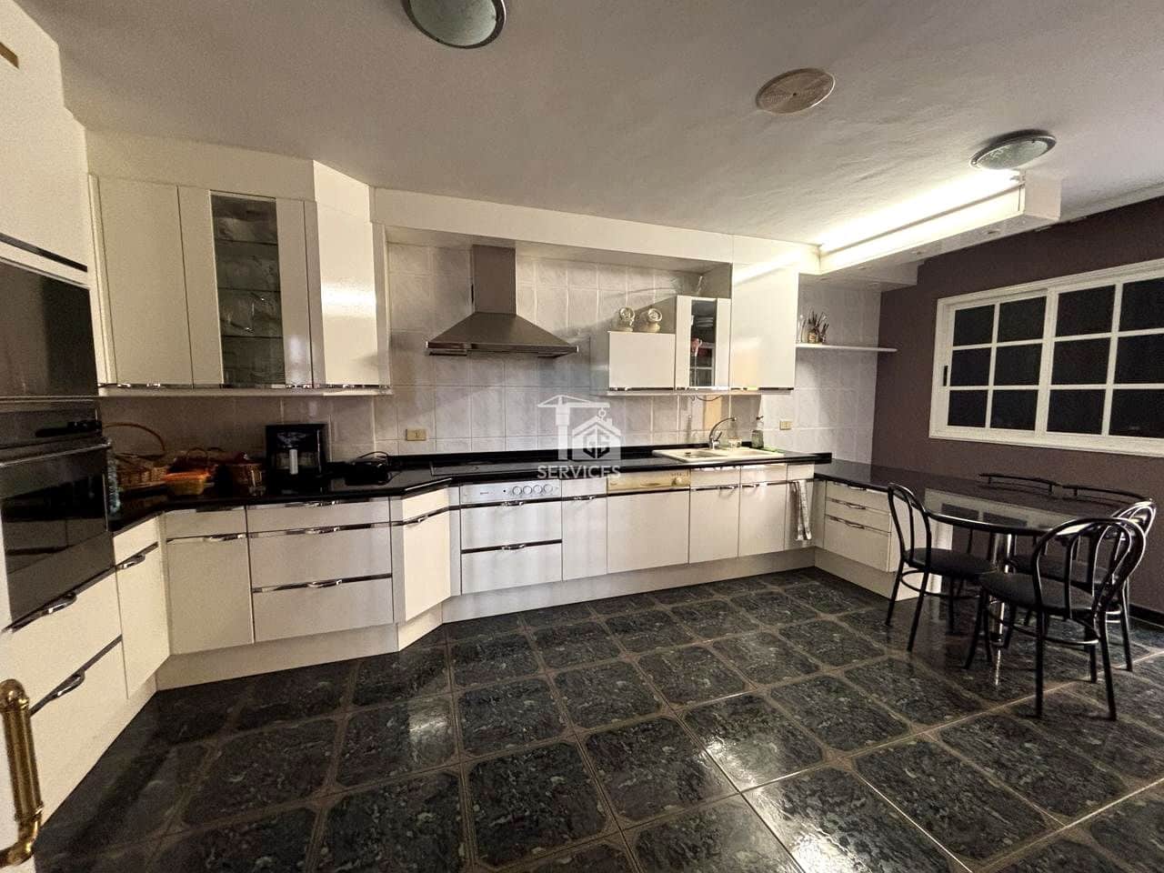 Chalet de 4 habitaciones en Arona en venta con piscina garaje - 850.000 € (Ref: 9357087)