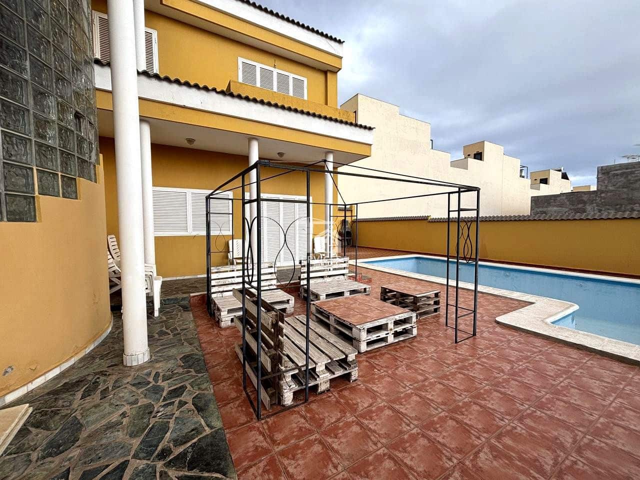 Chalet de 4 habitaciones en Arona en venta con piscina garaje - 850.000 € (Ref: 9357087)