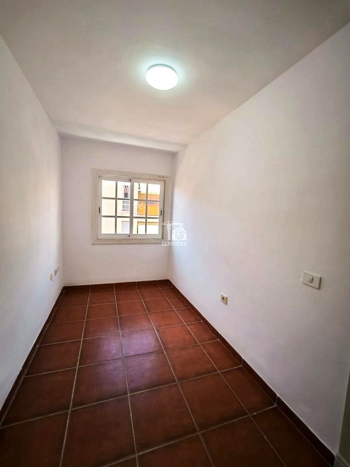 4 makuuhuone Huvila myytävänä paikassa Adeje mukana uima-altaan 
autotalli - 385 000 € (Ref: 9401316)