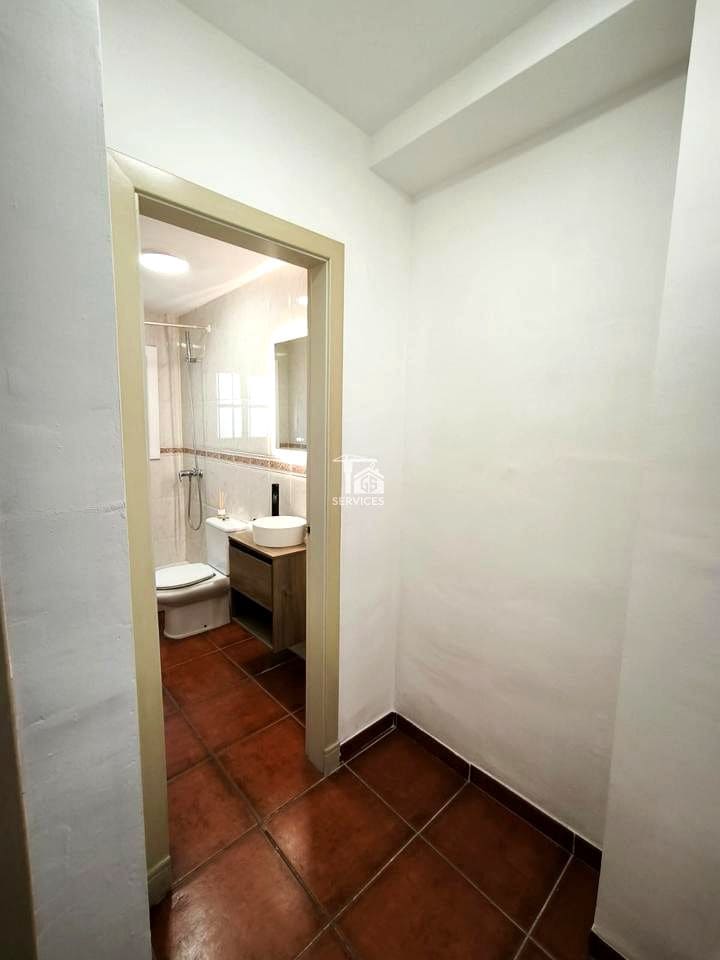 4 makuuhuone Huvila myytävänä paikassa Adeje mukana uima-altaan 
autotalli - 385 000 € (Ref: 9401316)