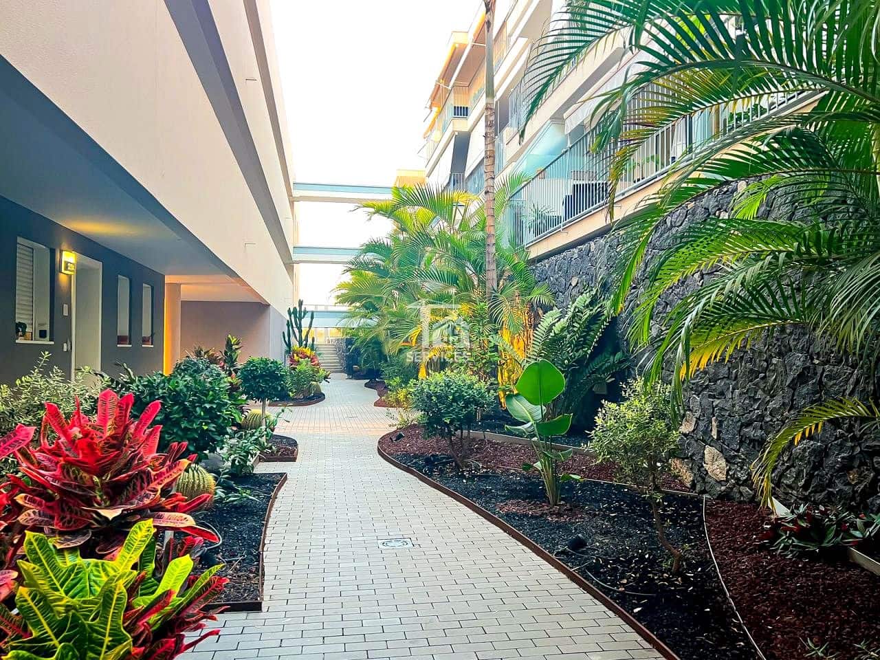 2 slaapkamer Flat te koop in Adeje met zwembad garage - € 350.000 (Ref: 9403120)