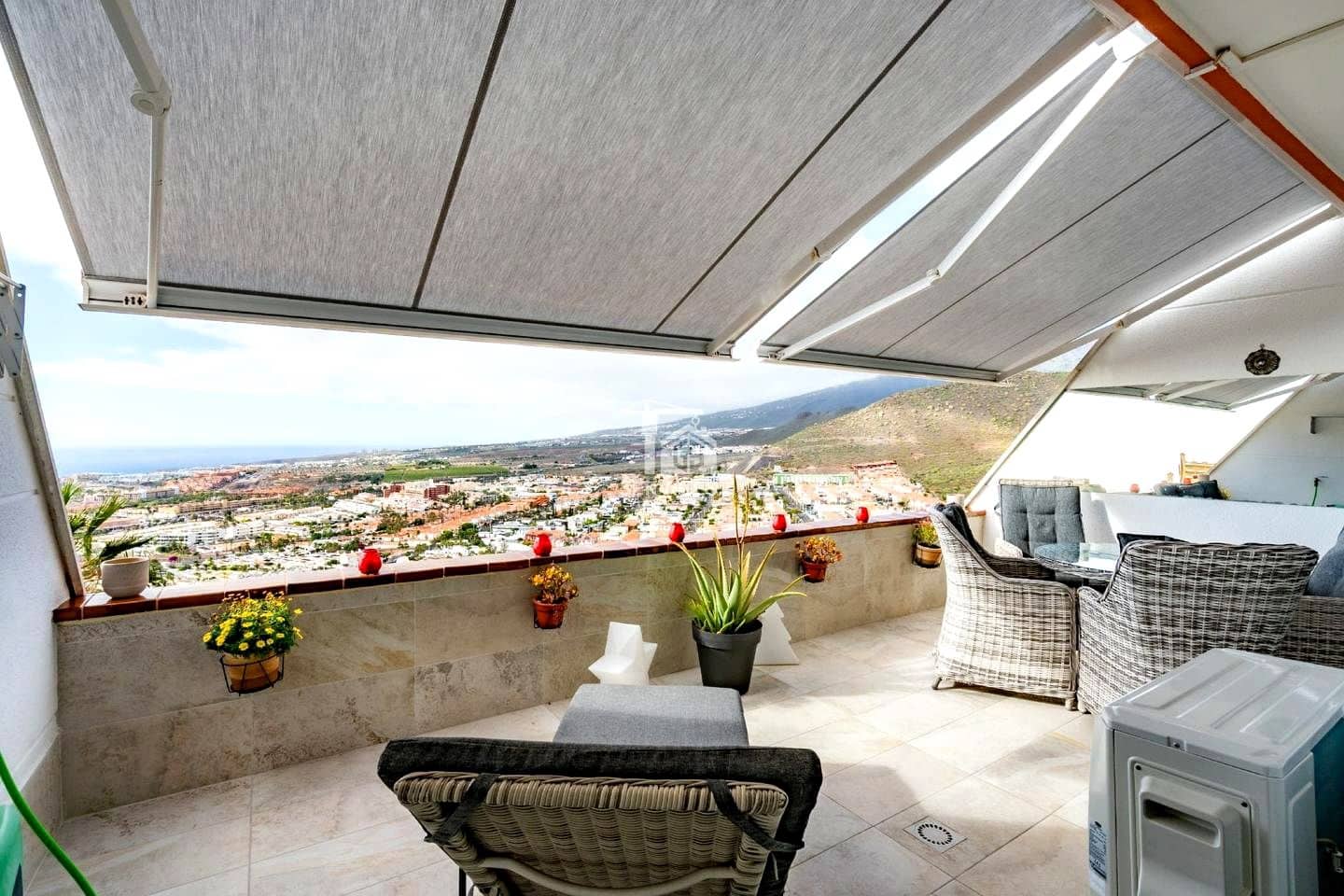 2 bedroom Flat for sale in Costa Adeje with pool garage - € 425,000 (Ref: 9409219)