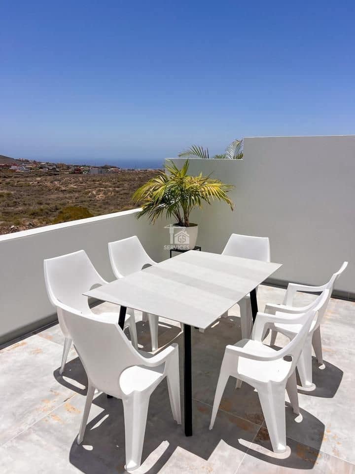 2 bedroom Flat for sale in Arona with garage - € 239,000 (Ref: 9421781)