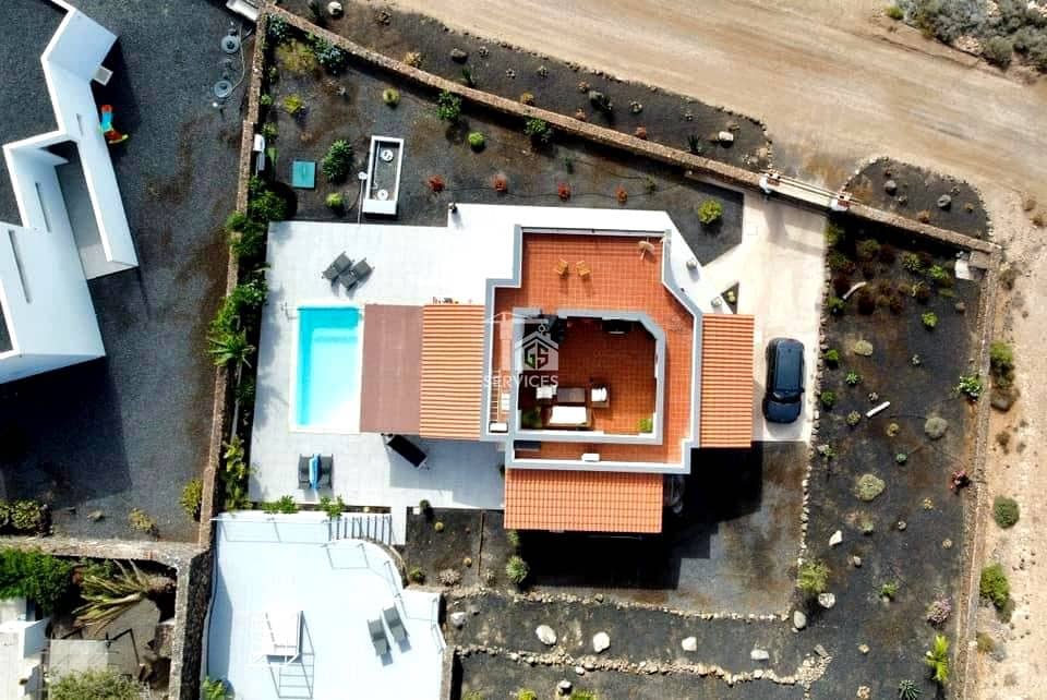 2 slaapkamer Villa te koop in La Oliva met zwembad garage - € 620.000 (Ref: 9425439)