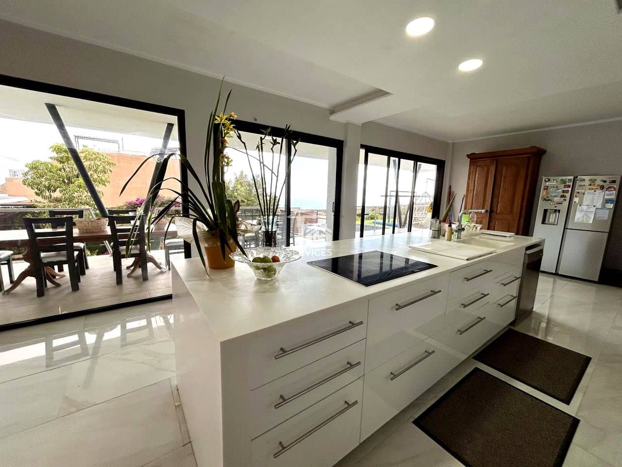 9 soveværelse Villa til salg i Arona med swimmingpool garage - € 880.000 (Ref: 9425649)