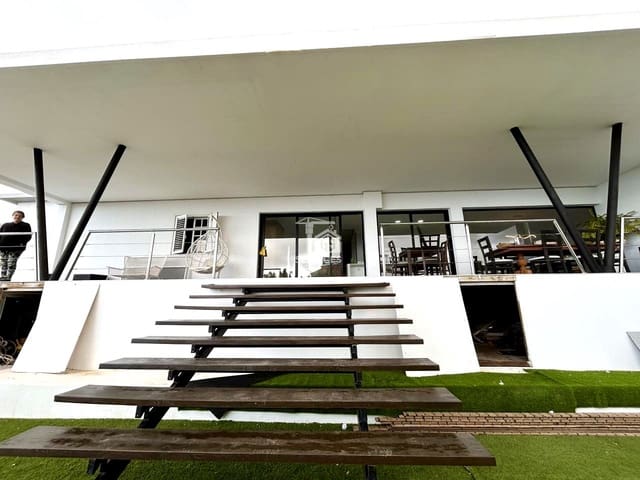 9 soveværelse Villa til salg i Arona med swimmingpool garage - € 880.000 (Ref: 9425649)