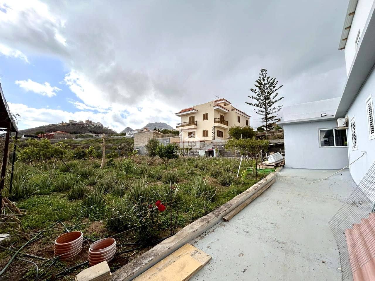 9 soveværelse Villa til salg i Arona med swimmingpool garage - € 880.000 (Ref: 9425649)