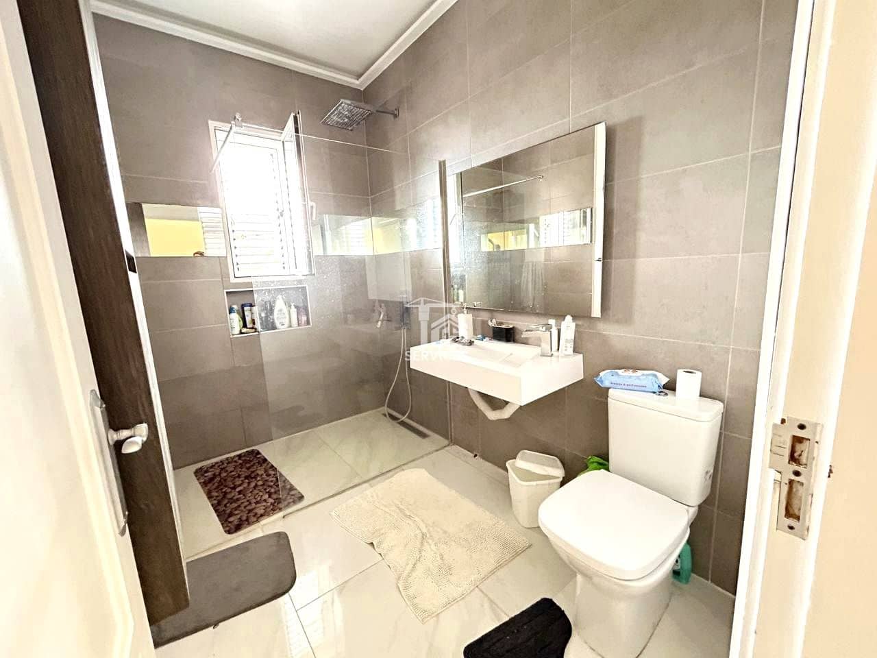 9 soveværelse Villa til salg i Arona med swimmingpool garage - € 880.000 (Ref: 9425649)