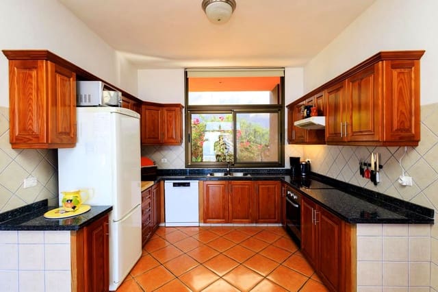 4 soveværelse Finca/Landehus til salg i Guía de Isora med garage - € 695.000 (Ref: 9426547)