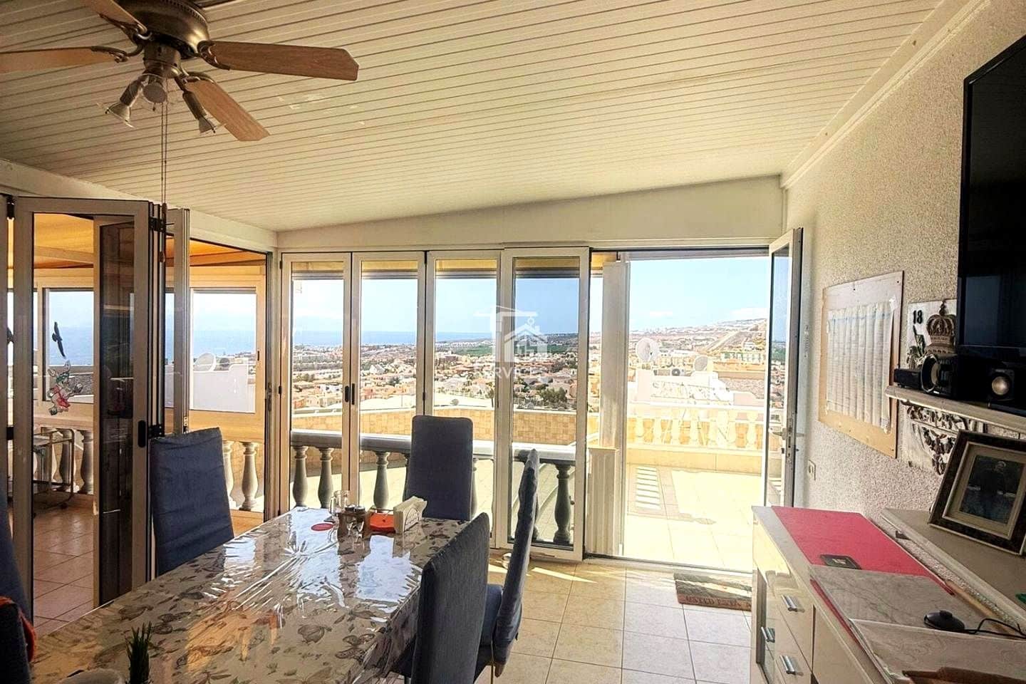 Chalet de 4 habitaciones en Costa Adeje en venta con garaje - 589.000 € (Ref: 9452927)