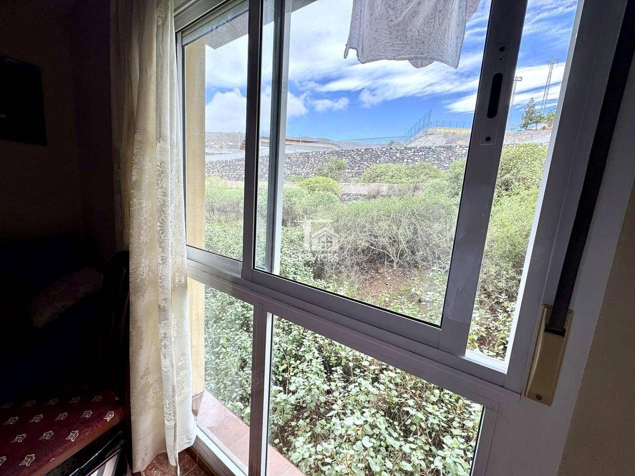 2 bedroom Flat for sale in Arona with garage - € 195,000 (Ref: 9490013)