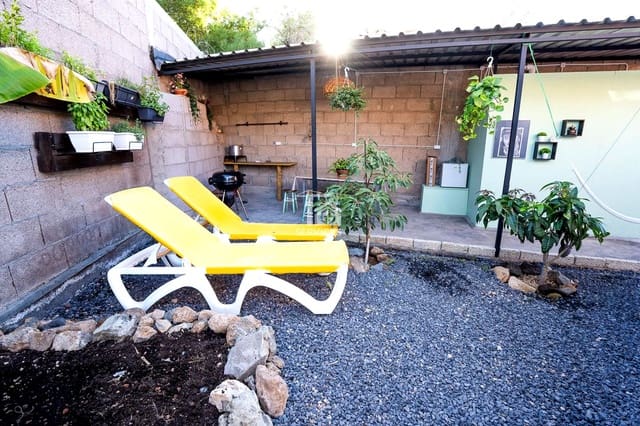 5 bedroom Villa for sale in Granadilla de Abona with garage - € 600,000 (Ref: 9499500)