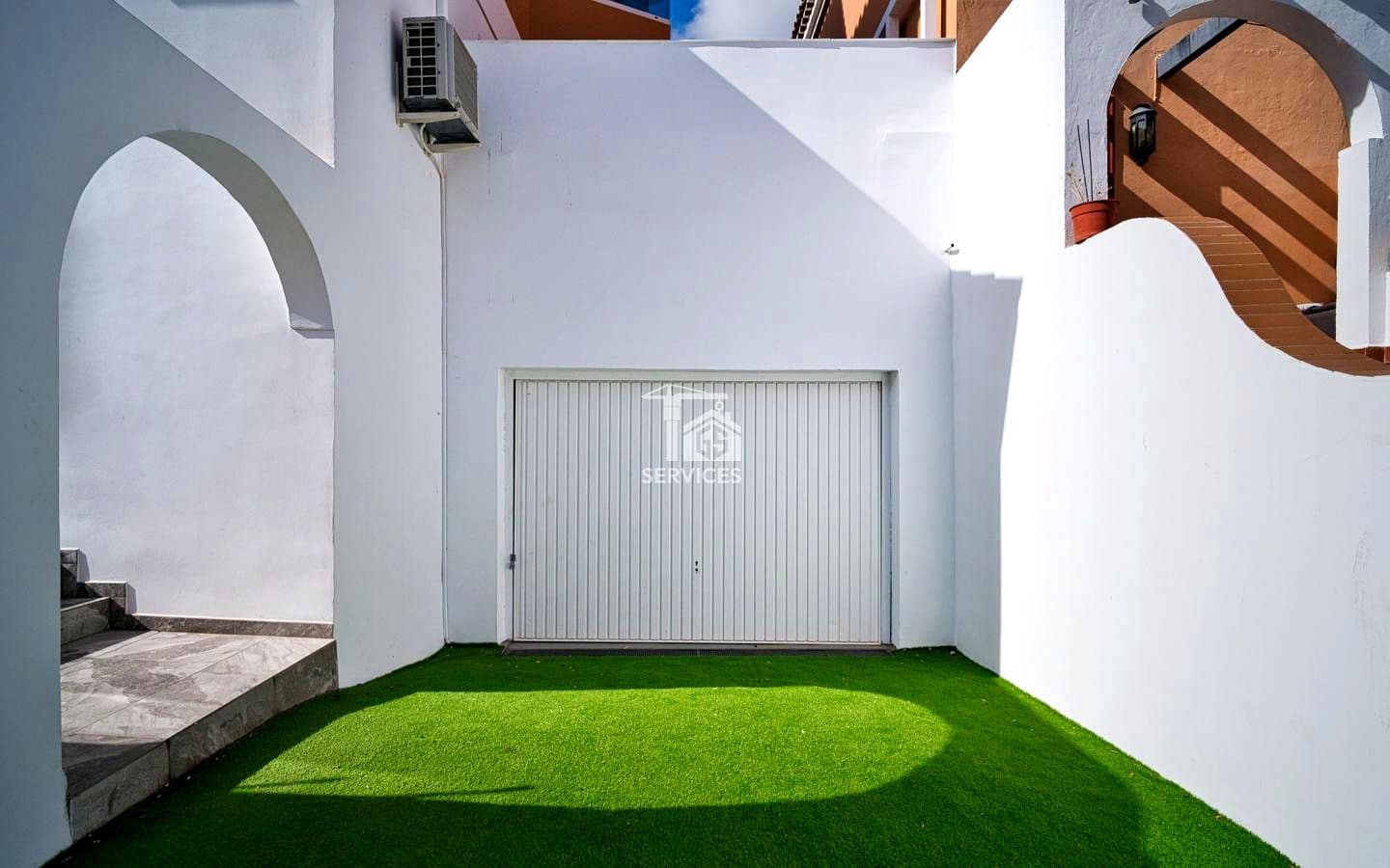 4 bedroom Villa for sale in Adeje with garage - € 799,000 (Ref: 9503550)