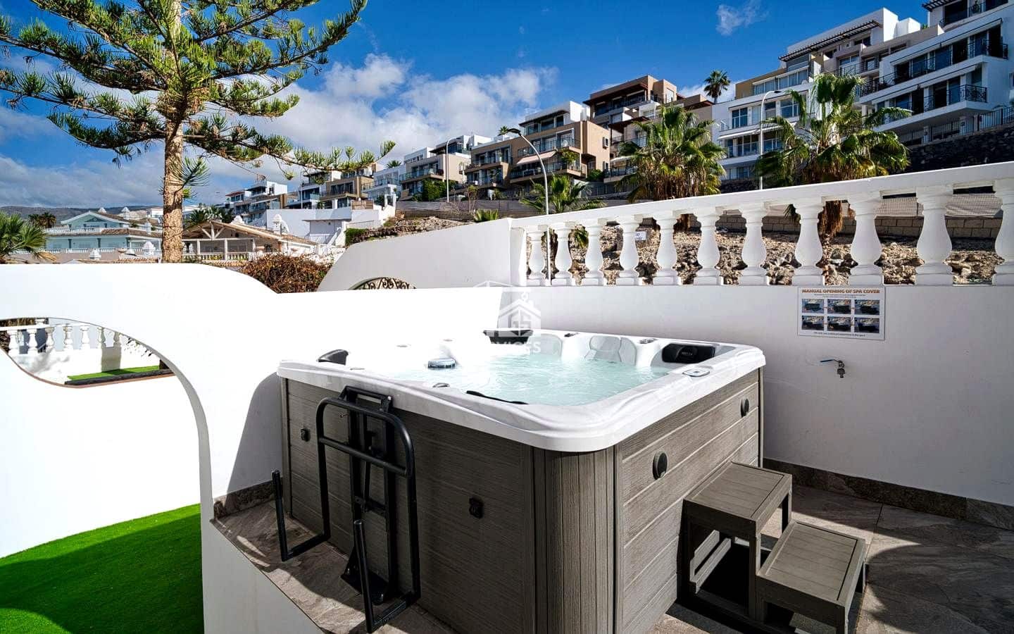 4 bedroom Villa for sale in Adeje with garage - € 799,000 (Ref: 9503550)