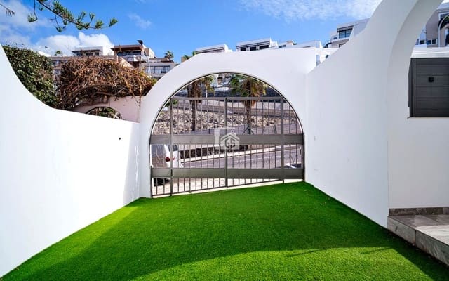 4 bedroom Villa for sale in San Eugenio Alto, Adeje with garage - € 799,000 (Ref: 9503550)