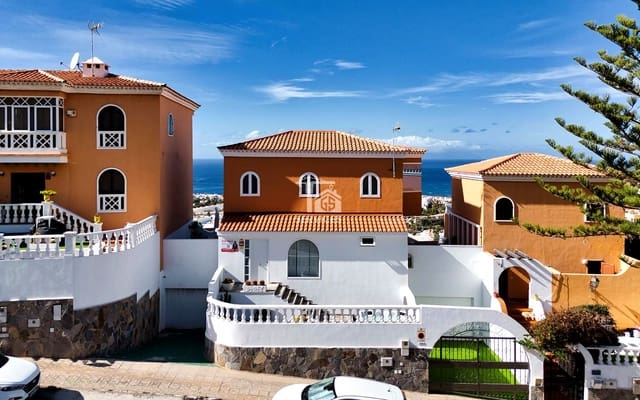 4 bedroom Villa for sale in San Eugenio Alto, Adeje with garage - € 799,000 (Ref: 9503550)