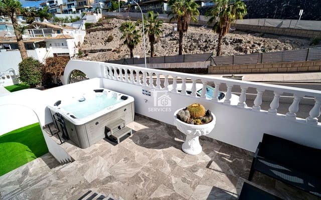 4 bedroom Villa for sale in San Eugenio Alto, Adeje with garage - € 799,000 (Ref: 9503550)