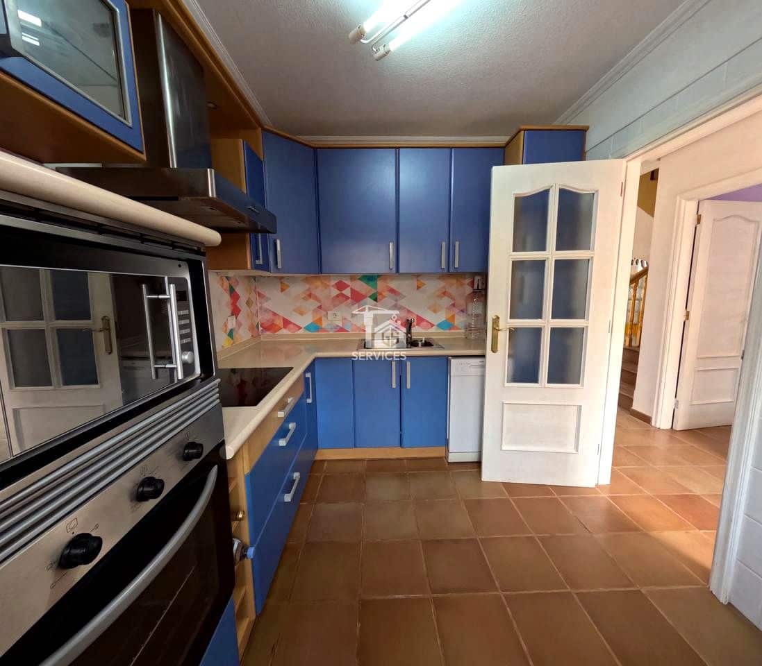 4 bedroom Villa for sale in Granadilla de Abona with garage - € 750,000 (Ref: 9559906)