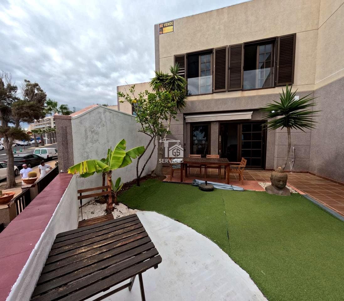 4 bedroom Villa for sale in Granadilla de Abona with garage - € 750,000 (Ref: 9559906)