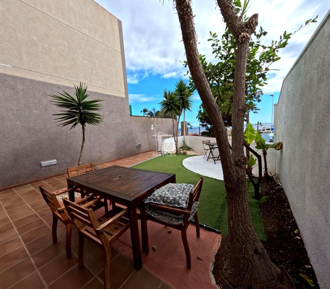 4 bedroom Villa for sale in Granadilla de Abona with garage - € 750,000 (Ref: 9559906)