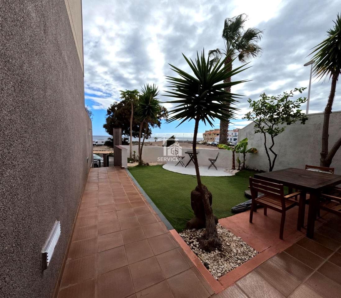 4 bedroom Villa for sale in Granadilla de Abona with garage - € 750,000 (Ref: 9559906)