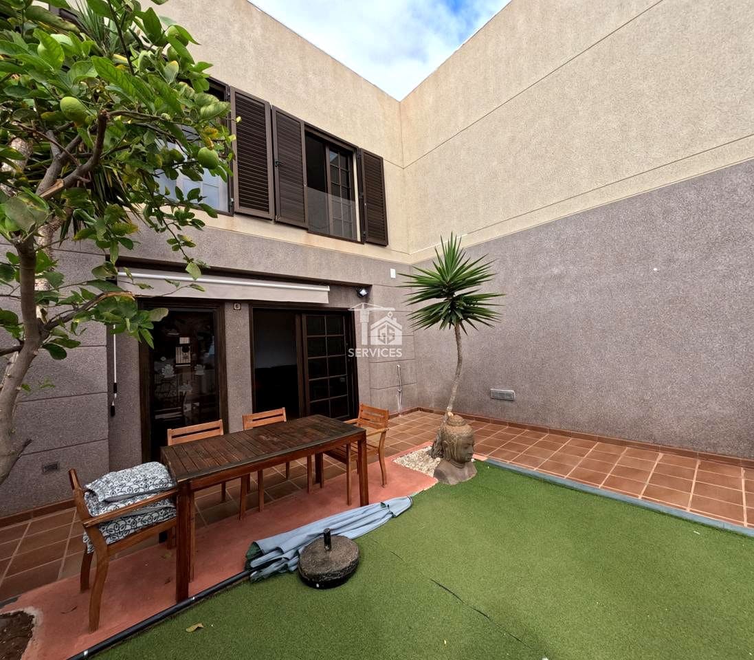 4 bedroom Villa for sale in Granadilla de Abona with garage - € 750,000 (Ref: 9559906)