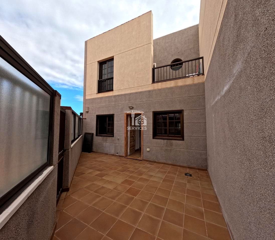 4 bedroom Villa for sale in Granadilla de Abona with garage - € 750,000 (Ref: 9559906)
