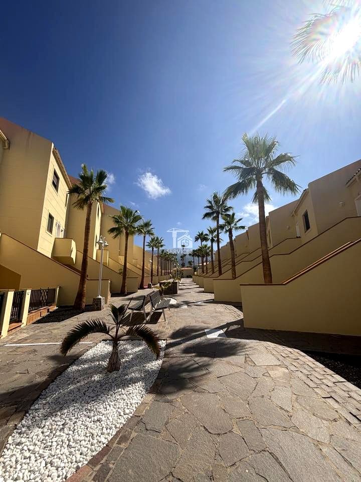 Piso de 1 habitación en Adeje en venta con piscina - 455.000 € (Ref: 9609600)