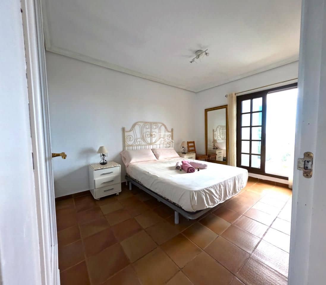 4 bedroom Villa for sale in Granadilla de Abona with garage - € 670,000 (Ref: 9679162)