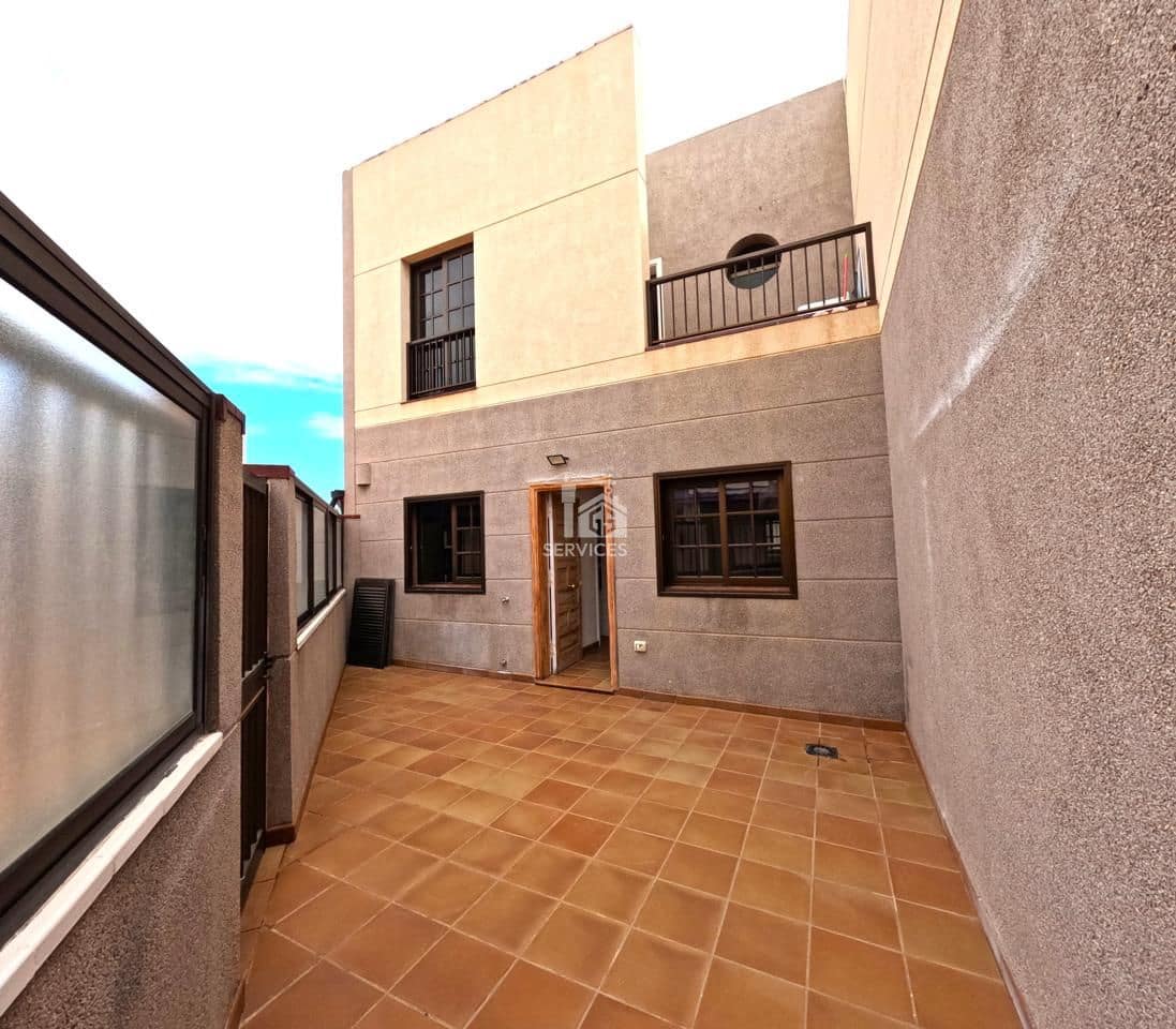 4 bedroom Villa for sale in Granadilla de Abona with garage - € 670,000 (Ref: 9679162)