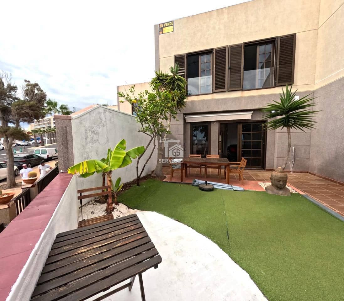 4 bedroom Villa for sale in Granadilla de Abona with garage - € 670,000 (Ref: 9679162)