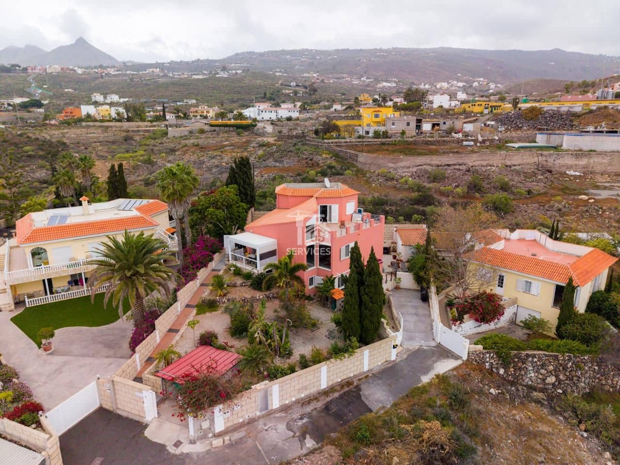 3 bedroom Flat for sale in Arona with garage - € 499,000 (Ref: 9684383)