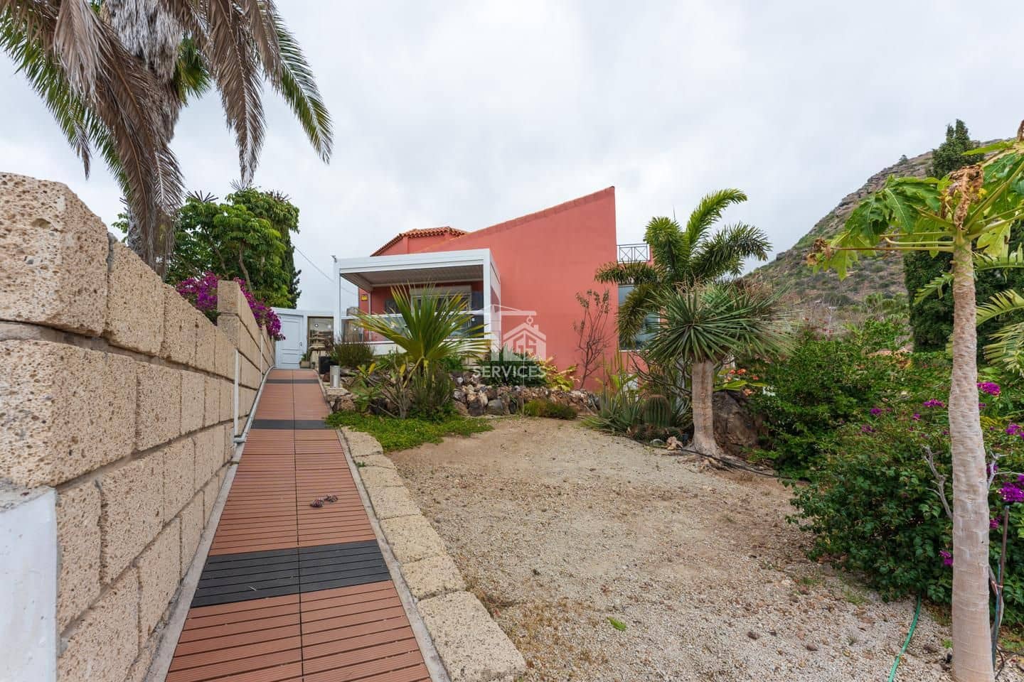 3 bedroom Flat for sale in Arona with garage - € 499,000 (Ref: 9684383)