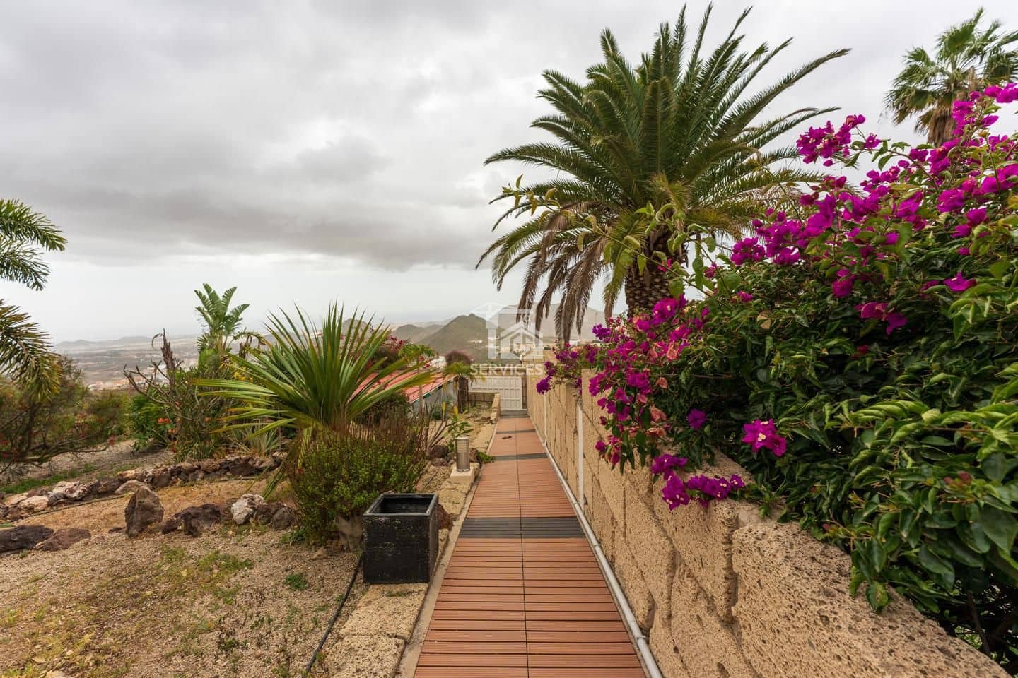 3 bedroom Flat for sale in Arona with garage - € 499,000 (Ref: 9684383)