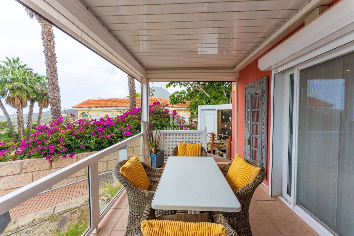 3 bedroom Flat for sale in Arona with garage - € 499,000 (Ref: 9684383)