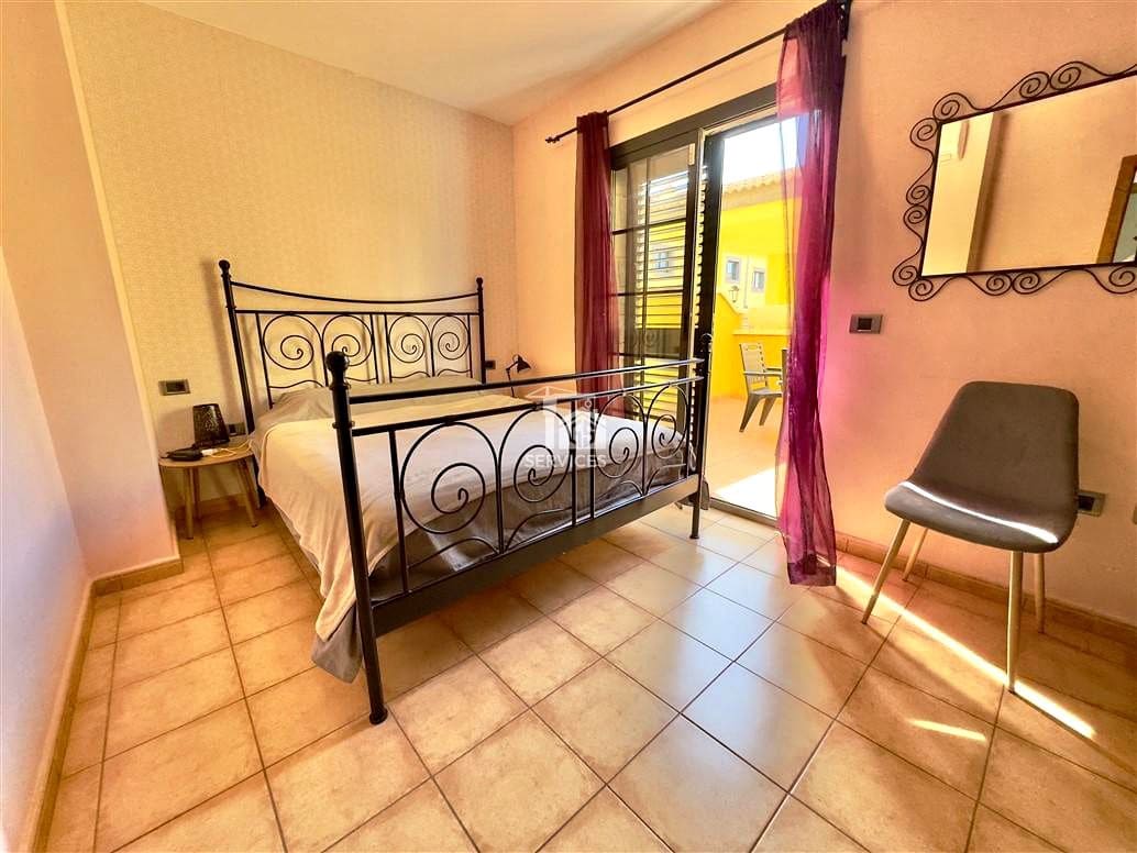 1 slaapkamer Flat te koop in Adeje met zwembad garage - € 420.000 (Ref: 9777272)