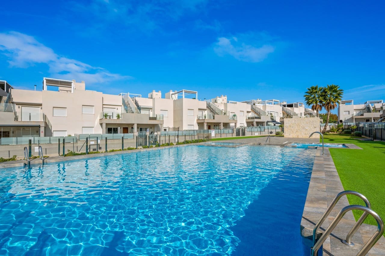 2 sypialnia Penthouse na sprzedaż w Torrevieja z basenem garażem - 279 000 € (Ref: 10004618)