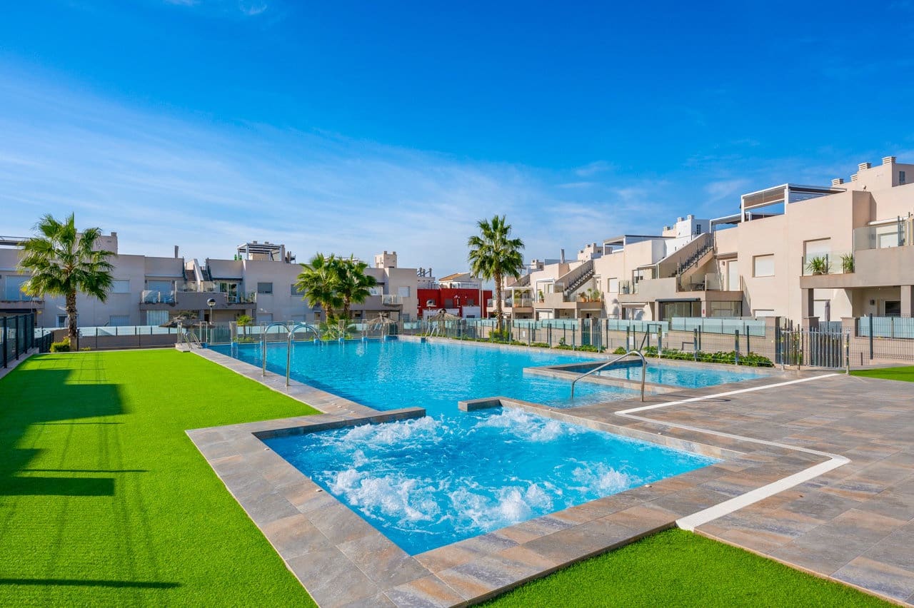 2 sypialnia Penthouse na sprzedaż w Torrevieja z basenem garażem - 279 000 € (Ref: 10004618)