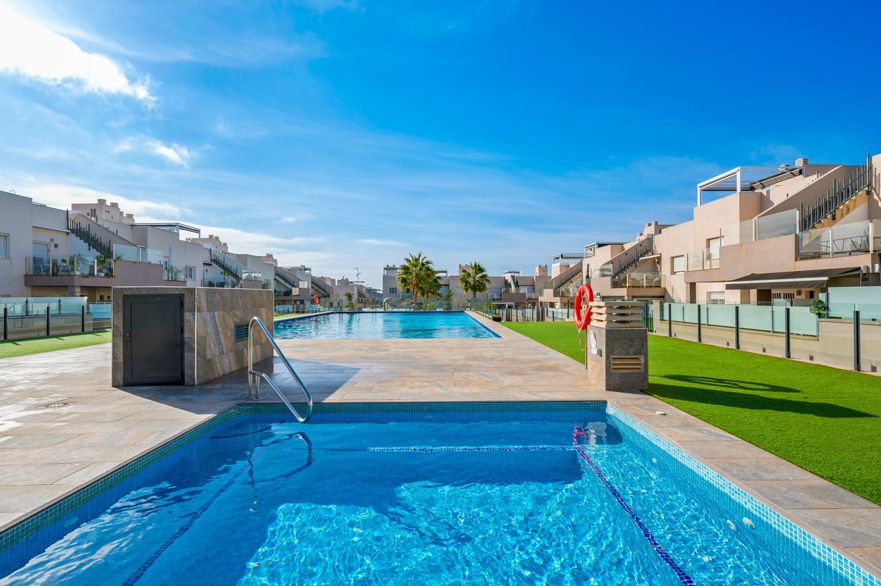 2 sypialnia Penthouse na sprzedaż w Torrevieja z basenem garażem - 279 000 € (Ref: 10004618)