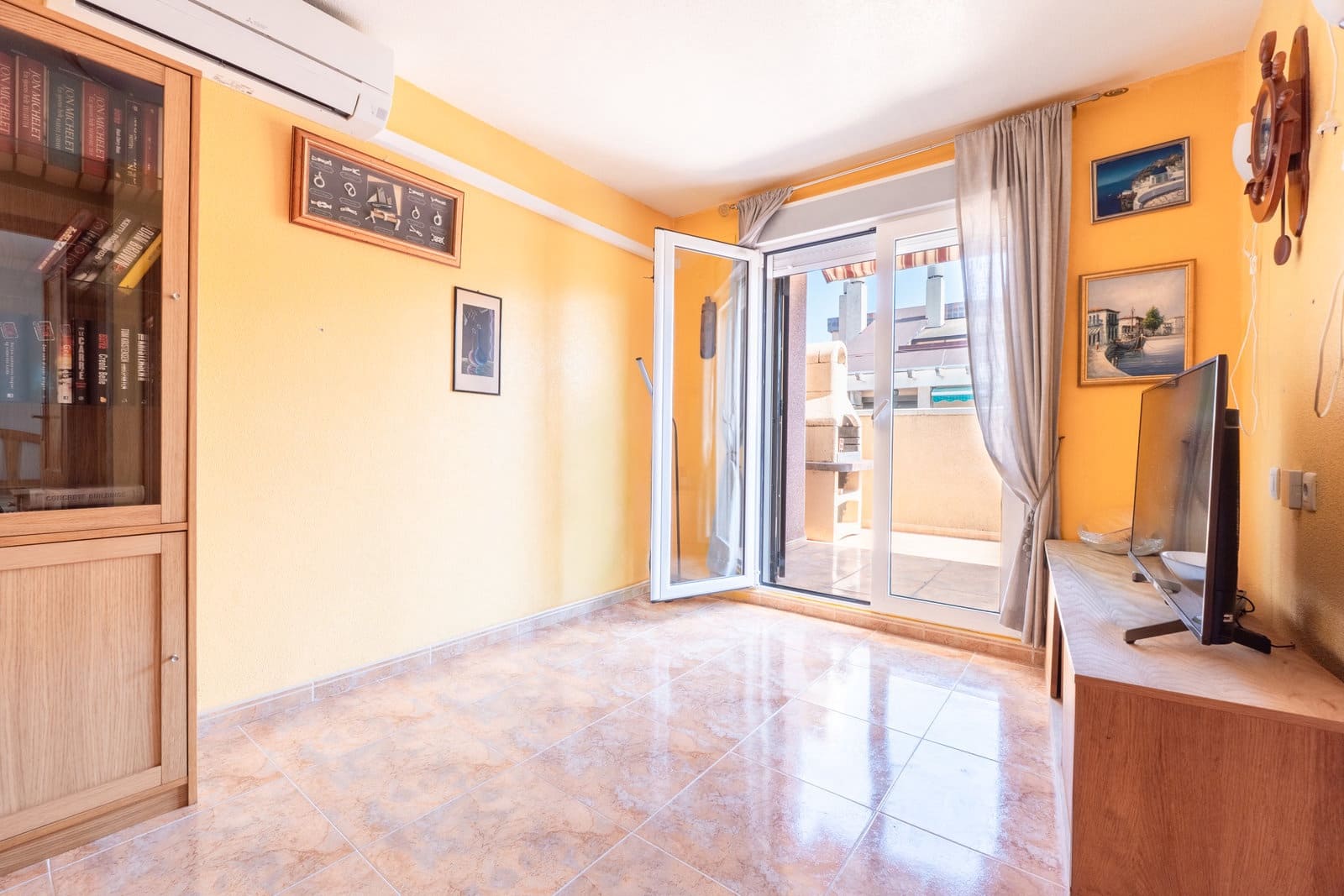 2 bedroom Penthouse for sale in Torrevieja with pool - € 135,000 (Ref: 10091489)