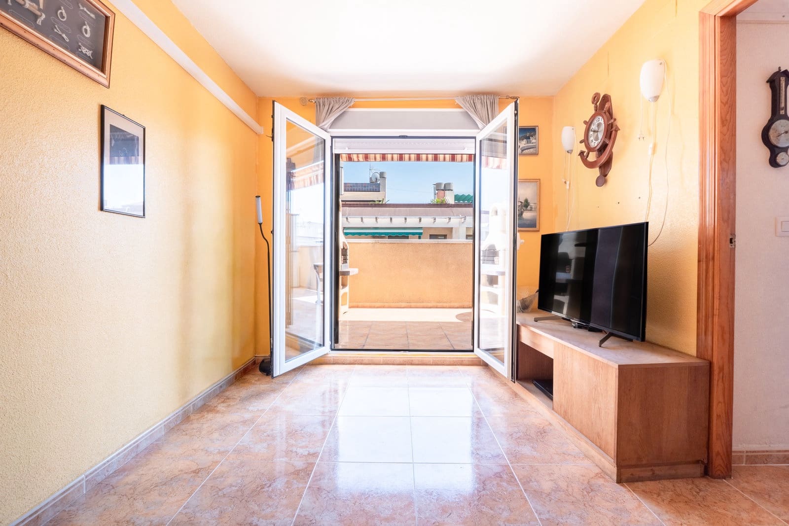 2 bedroom Penthouse for sale in Torrevieja with pool - € 135,000 (Ref: 10091489)