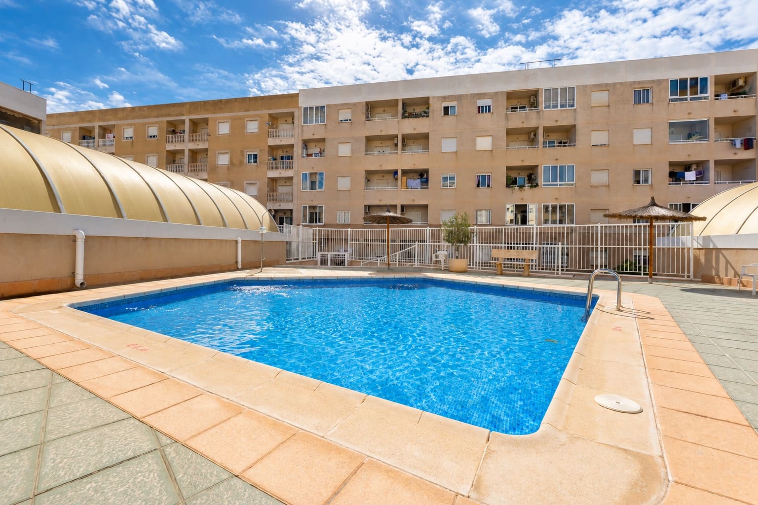 3 makuuhuone Kattohuoneisto myytävänä paikassa Torrevieja mukana uima-altaan - 180 000 € (Ref: 10174229)