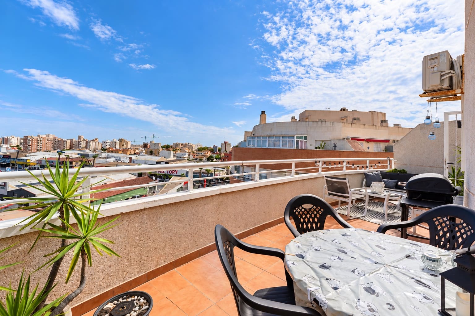 3 makuuhuone Kattohuoneisto myytävänä paikassa Torrevieja mukana uima-altaan - 180 000 € (Ref: 10174229)
